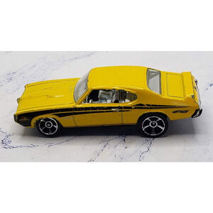 Hot Wheels 2010 Muscle Mania Series Yellow '69 Pontiac GTO